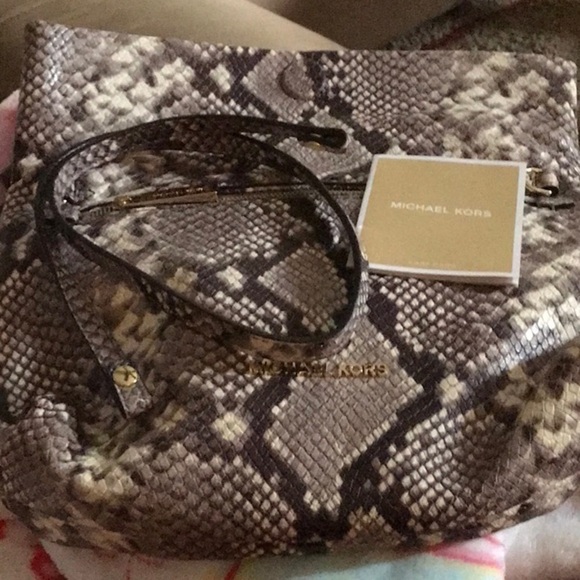 ๐ Michael Kors Snakeskin Leather Convertable Clutch Shoulder Bag NWOT - Picture 8 of 16